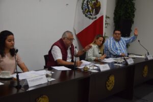 Los diputados locales de Yucatán dando sus puntos para la elección del recipiente al logro “Médico del Año del Estado de Yucatán”.