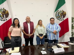 Los legisladores Yucatecos que decidieron al recipiente del logro “Médico del Año del Estado de Yucatán”.