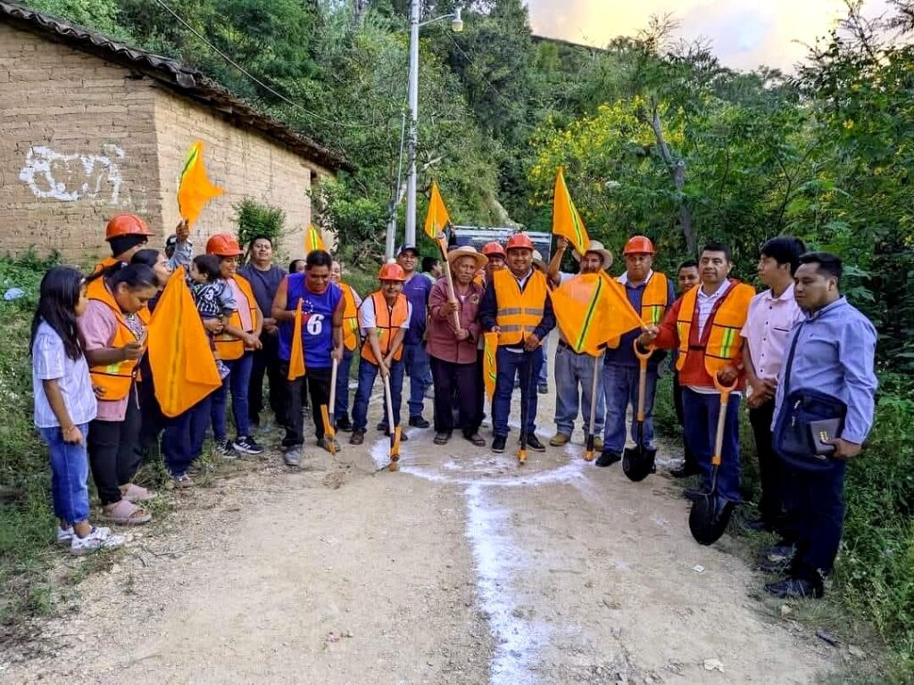 El Alcalde de Atlamajalcingo del Monte Eulalio Madrid da el banderazo de #dos importantes #obras.