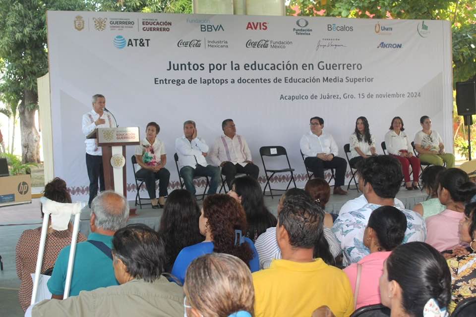 en calidad de presidente de la Comisión de Educación, Ciencia y Tecnología del Congreso del Estado, tuvo el honor de acompañar al secretario de Educación de Guerrero