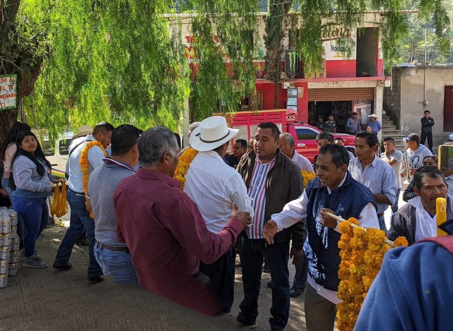 Como hace muchos años, Atlamajalcingo y Zapotitlán estrechan lazos de hermandad y de amistad.