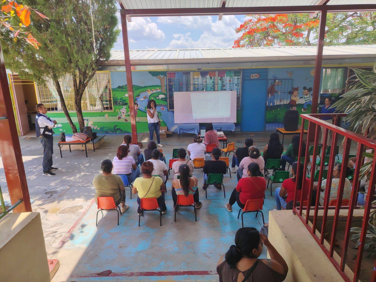 Con el propósito de promover la cultura de paz y prevenir la violencia en el municipio, el Gobierno Municipal de Eduardo Neri, que preside la Q.B.P. Sara Salinas Bravo, a través de la Dirección de Prevención Social del Delito, impartió talleres y conferencias en la Preparatoria No 36 UAGro, y en los Jardines de Niños "Agustín Melgar" y "Luis Donaldo Colosio Murrieta", en la cabecera municipal.
Dirigiendo a los padres de familia la conferencia titulada "Alerta Ámber", y el taller de "Crianza respetuosa"; en tanto que al alumnado del Jardín de niños "Luis Donaldo Colosio Murrieta", se les brindó el taller con el tema "Alto al Bullying". 
Lo anterior en el marco de la Estrategia Nacional de Prevención de la Violencia y Adicciones que impulsa el Gobierno Federal, con la que se busca generar un entorno libre de violencia y fortalecer acciones para prevenir el consumo de sustancias adictivas en las infancias y las y los adolescentes.
Una importante labor a la que se suma con estas acciones el Gobierno Municipal de Eduardo Neri.
#TodosSeguimosTransformando