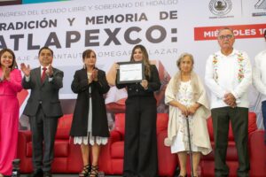 Kitty Larragoiti realiza homenaje en Congreso de Hidalgo