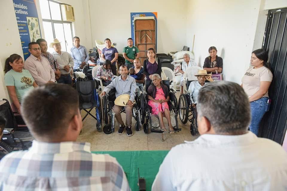 Refuerza Pánfilo Sánchez Almazán compromiso social con entrega de sillas de ruedas en La Montaña