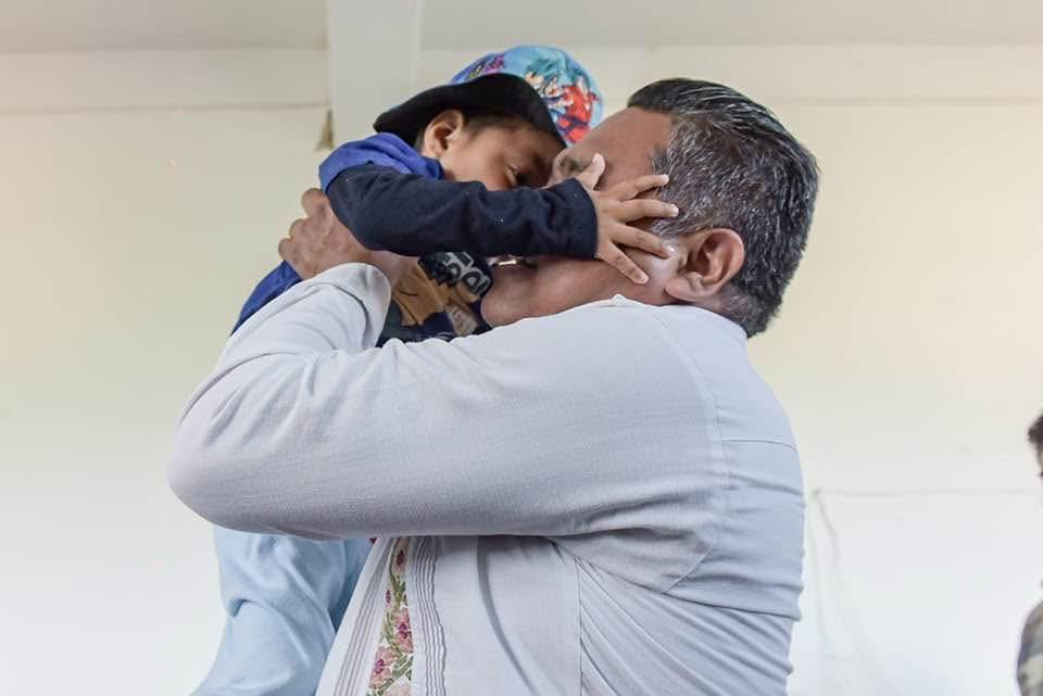 Refuerza Pánfilo Sánchez Almazán compromiso social con entrega de sillas de ruedas en La Montaña