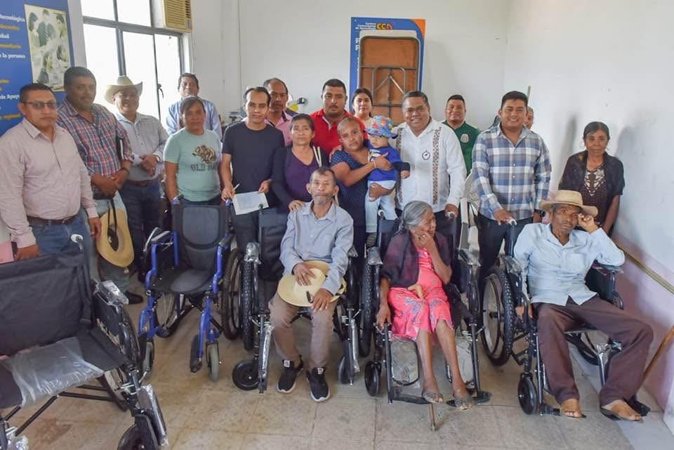 Refuerza Pánfilo Sánchez Almazán compromiso social con entrega de sillas de ruedas en La Montaña