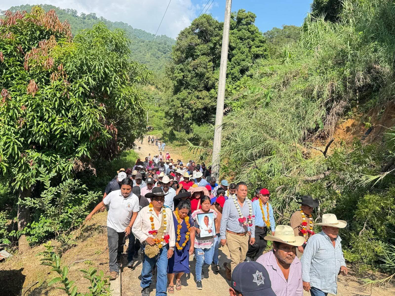 Más Obras para Metlatonoc con el Alcalde Marvin Rojas Ramirez ; ahora en el Tepehuaje.