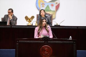 Kitty Larragoiti refrenda su compromiso con la educación en tribuna