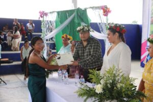 Kitty Larragoiti refrenda su compromiso con la educación al participar en graduaciones 