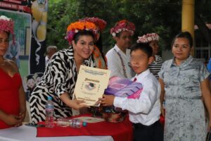 Kitty Larragoiti refrenda su compromiso con la educación