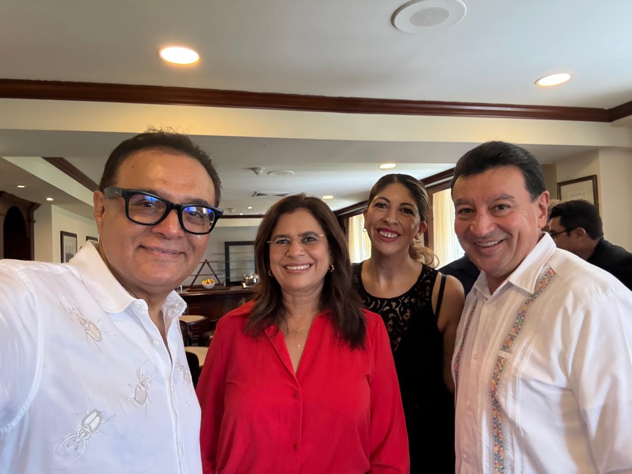 Damián Sosa, Ileana Jiménez y Benjamin Robles con la candidata a presidenta de Honduras Rixi Moncada.