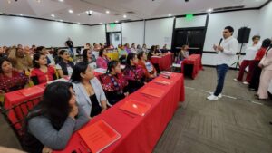 A casi un añ
o de asumir la dirigencia estatal del Partido del Trabajo en Chiapas, Amadeo Espinosa ha demostrado con hechos su compromiso con las mujeres de izquierda y con la formación de nuevos liderazgos. Este día se llevó a cabo el curso “Aprender a Gobernar”, un espacio diseñado exclusivamente para mujeres que buscan liderar, tomar decisiones y transformar sus comunidades.