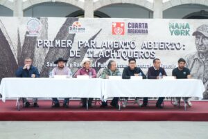 Primer Parlamento Abierto de Tlachiqueros en el Congreso del Estado de Tlaxcala El Congreso del Estado de Tlaxcala fue escenario del Primer Parlamento Abierto de Tlachiqueros, un encuentro dedicado a reconocer, preservar y difundir la tradición ancestral del pulque y el trabajo del maguey, dos elementos profundamente enraizados en la identidad tlaxcalteca. Este espacio, impulsado por el Diputado del Partido del Trabajo, Silvano Garay Ulloa, buscó visibilizar la importancia cultural, histórica y social que representa el oficio del tlachiquero para varias generaciones en comunidades de la región. La jornada comenzó con un acto simbólico de gran significado: la presentación de la danza de los cuchillos, una manifestación ceremonial vinculada al trabajo del maguey y al proceso tradicional de extracción del aguamiel. Esta danza, ejecutada con precisión y respeto por su sentido ritual, recordó a los presentes que el pulque no es solamente una bebida, sino un legado que ha trascendido siglos y que forma parte del patrimonio cultural de Tlaxcala. Su exhibición marcó el inicio de un diálogo que honra la memoria colectiva y reconoce el valor de quienes mantienen viva esta tradición. El Parlamento reunió a practicantes, promotores culturales, especialistas y autoridades interesados en el rescate y fortalecimiento de la actividad tlachiquera. Entre los participantes destacaron figuras comprometidas con la preservación del pulque, como Ricardo Pérez Cruz, regidor de Nanacamilpa; Marcos Erick Muñoz, integrante del colectivo Nanayork; Luis Alberto Pérez, Director de Turismo de Nanacamilpa; y el maestro pulquero Margarito García, cuya experiencia y dedicación enriquecieron el intercambio de ideas. Todos ellos compartieron su visión sobre los retos que enfrenta la práctica del tlachique, desde la conservación de los magueyales hasta la difusión de saberes comunitarios entre las nuevas generaciones. Asimismo, se contó con la presencia de Miguel Ángel Covarrubias Cervantes y de la líder del PT en Apizaco, Marina Aguilar, además de maestras y maestros pulqueros de Nanacamilpa, quienes aportaron testimonios directos sobre la evolución del oficio, las técnicas empleadas y el sentido comunitario que rodea esta actividad. También participaron cocineras y cocineros tradicionales de la región, quienes destacaron la relevancia del pulque y del maguey en la gastronomía local, ampliando la perspectiva cultural del encuentro. A lo largo del Parlamento se desarrollaron reflexiones sobre la necesidad de visibilizar el papel del tlachiquero y de impulsar estrategias que fortalezcan la sostenibilidad del maguey en Tlaxcala. Se expusieron propuestas orientadas a promover la reforestación de plantaciones, fomentar la capacitación de nuevos productores, fortalecer la comercialización del pulque y difundir su relevancia en el turismo cultural. Estas iniciativas buscan garantizar que esta práctica ancestral continúe vigente y que las comunidades que la conservan sean reconocidas y respaldadas. Para el Diputado Silvano Garay Ulloa, este Parlamento representa un paso importante hacia la protección de las tradiciones que dan identidad al estado. Durante el evento, destacó la urgencia de crear puentes entre las autoridades y los guardianes del conocimiento ancestral, con el fin de generar políticas públicas que respeten la diversidad cultural y económica de Tlaxcala. Subrayó que el pulque es un símbolo de resistencia, sabiduría y memoria, y que dignificar el oficio del tlachiquero es también dignificar la historia del pueblo tlaxcalteca. El Primer Parlamento Abierto de Tlachiqueros se consolidó como un espacio de encuentro, reflexión y compromiso. Sus resultados tienen como propósito fortalecer el valor cultural del pulque, proteger el trabajo del tlachiquero y promover la continuidad de esta tradición ancestral que aún hoy une a comunidades enteras. Con acciones como ésta, Tlaxcala reafirma su identidad y su compromiso con la defensa de su patrimonio cultural. #SilvanoGarayUlloa #Tlachiqueros #Pulque #TradiciónAncestral #Tlaxcala #Maguey #PatrimonioCultural #PTTlaxcala
