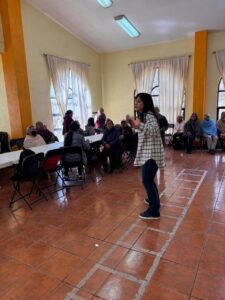 Una mañana de aprendizaje: Valeria Flores convive con los abuelitos de La Canoa 2025