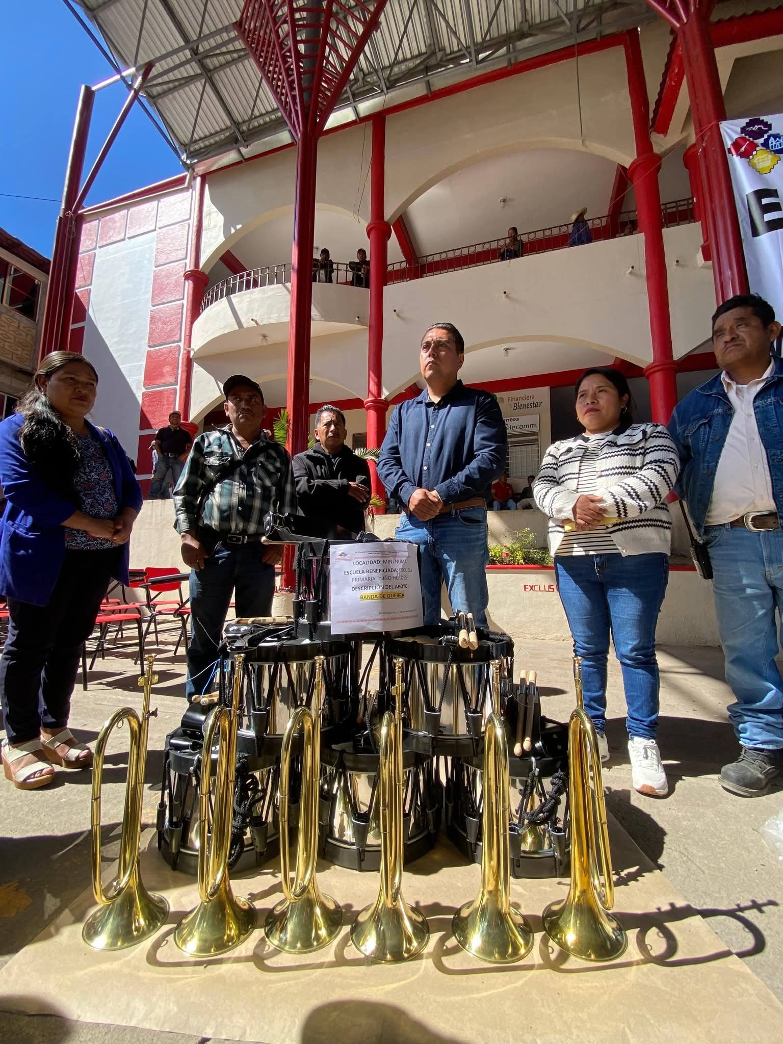 El presidente Municipal Marvin Rojas Ramírez, lleva a cabo la entrega masiva de apoyos a centros educativos de Metlatónoc y comunidades.