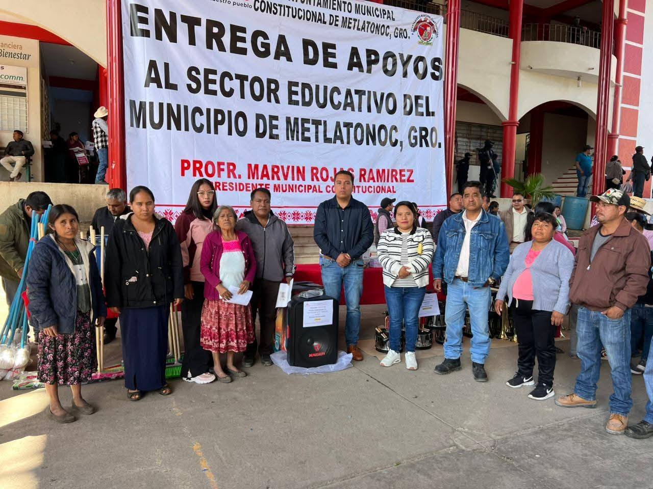 El presidente Municipal Marvin Rojas Ramírez, lleva a cabo la entrega masiva de apoyos a centros educativos de Metlatónoc y comunidades.
