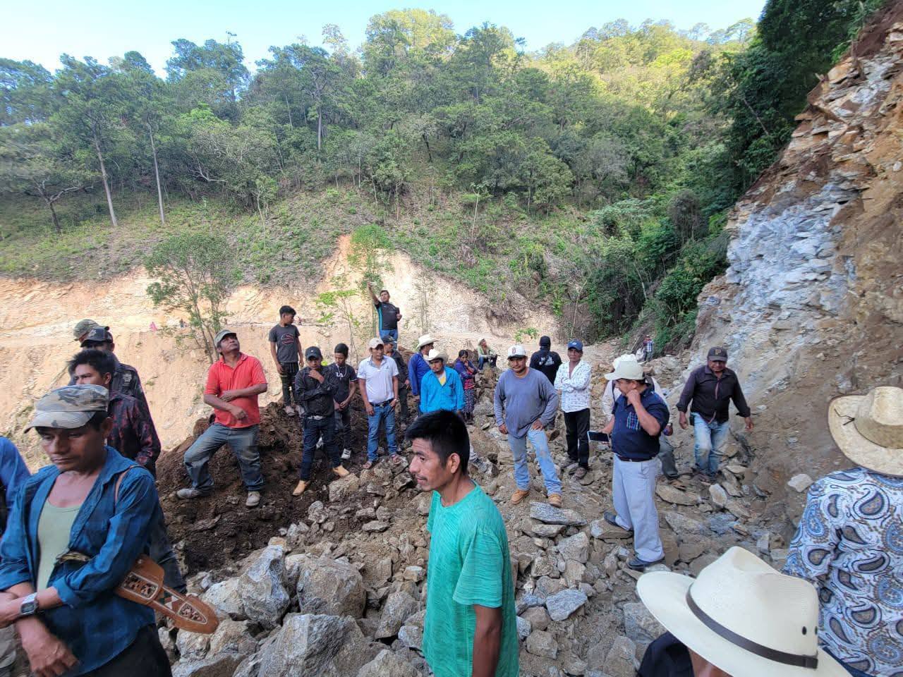 El presidente Municipal  Petista de Cochoapa el Grande, supervisa la conectividad de las carreteras con Municipios vecinos.