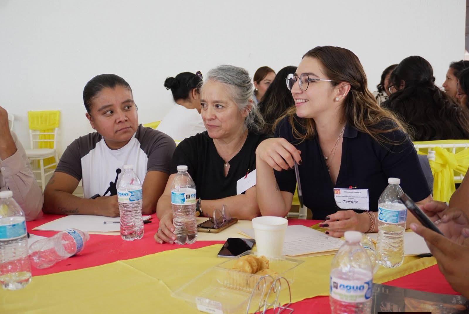 Formando lideresas con compromiso social por el bien de Guerrero.
