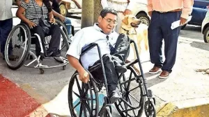 La discapacidad en Jalisco es un tema crítico que afecta a una gran parte de la población, enfrentando barreras en áreas como la movilidad, la educación y el acceso a servicios básicos. A pesar de los avances legislativos, persisten desafíos significativos en la implementación de políticas inclusivas que garanticen derechos y oportunidades equitativas para las personas con discapacidad.