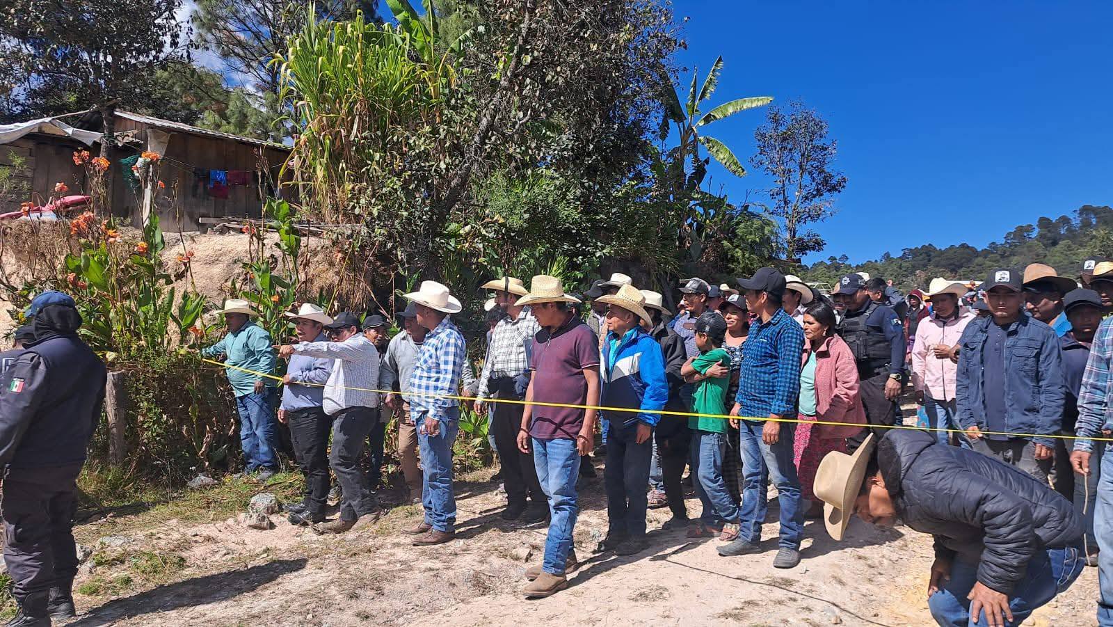 El Presidente Municipal de Cochoapa el Grande, Javier Galvez Garcia, sigue cumpliendo los compromisos.