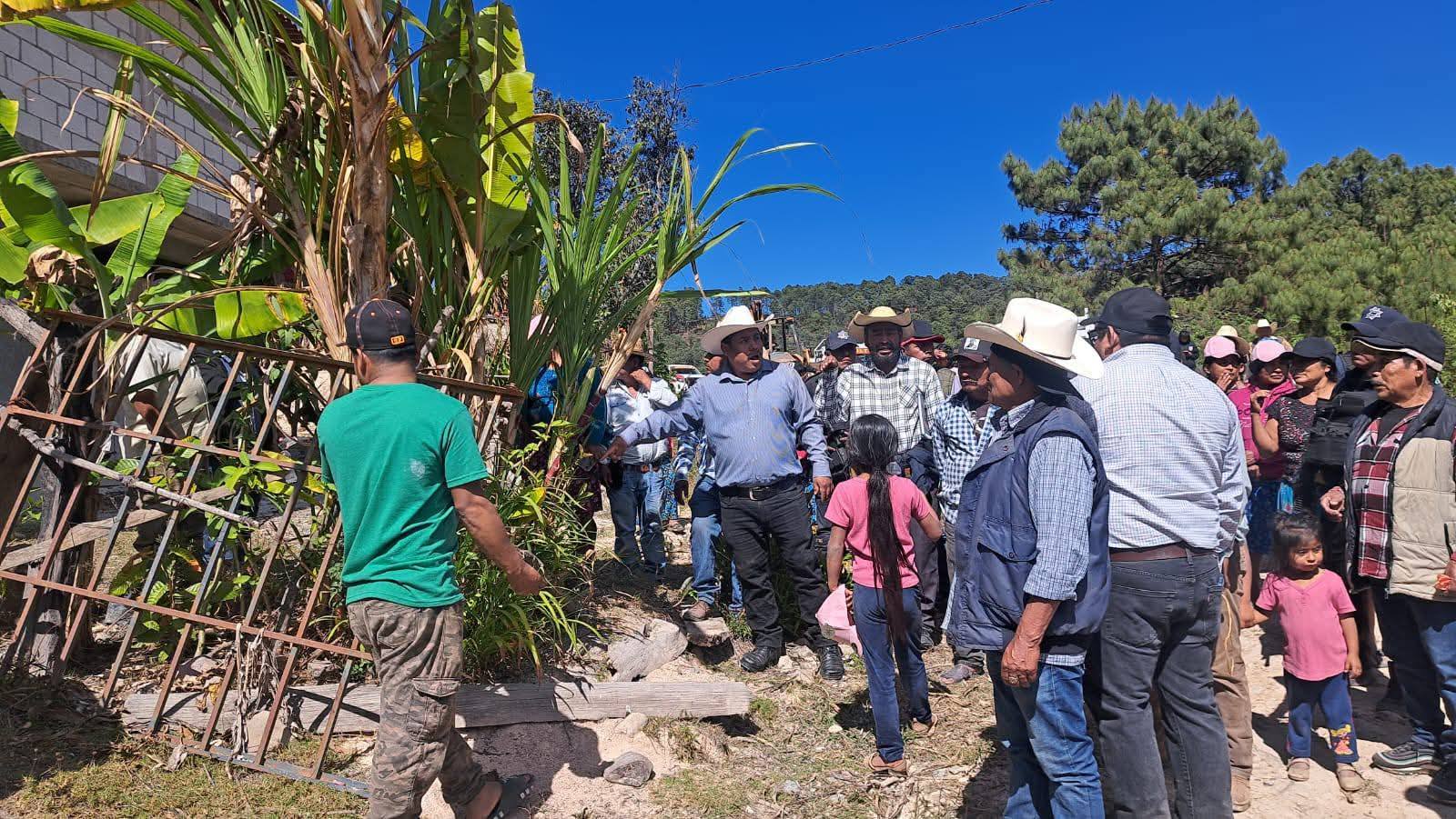 El Presidente Municipal de Cochoapa el Grande, Javier Galvez Garcia, sigue cumpliendo los compromisos.