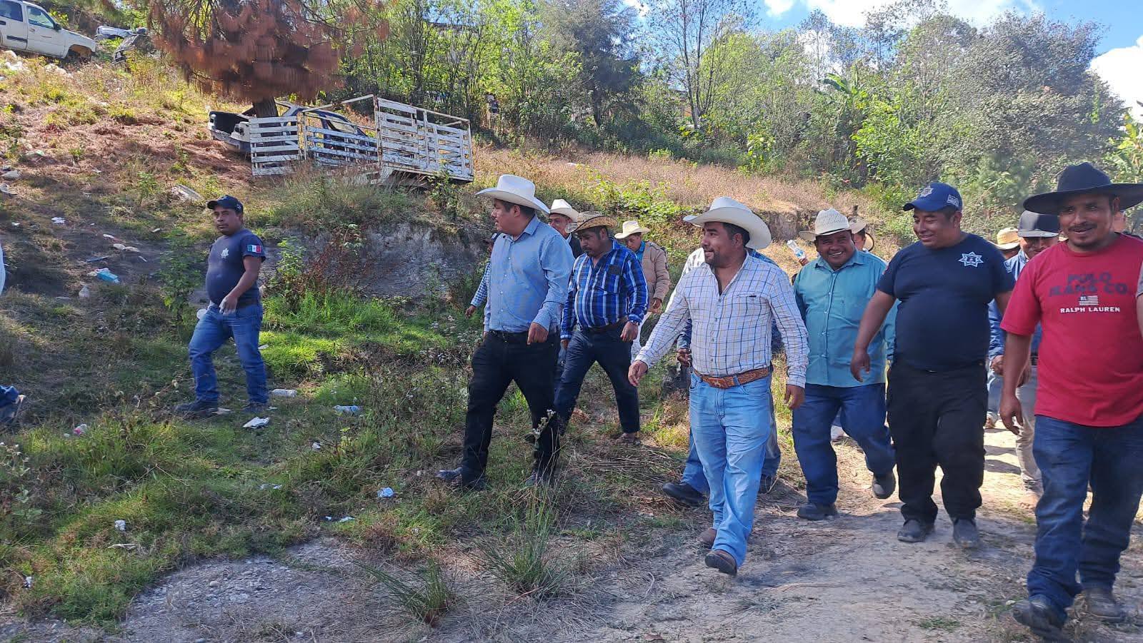 El Presidente Municipal de Cochoapa el Grande, Javier Galvez Garcia, sigue cumpliendo los compromisos.