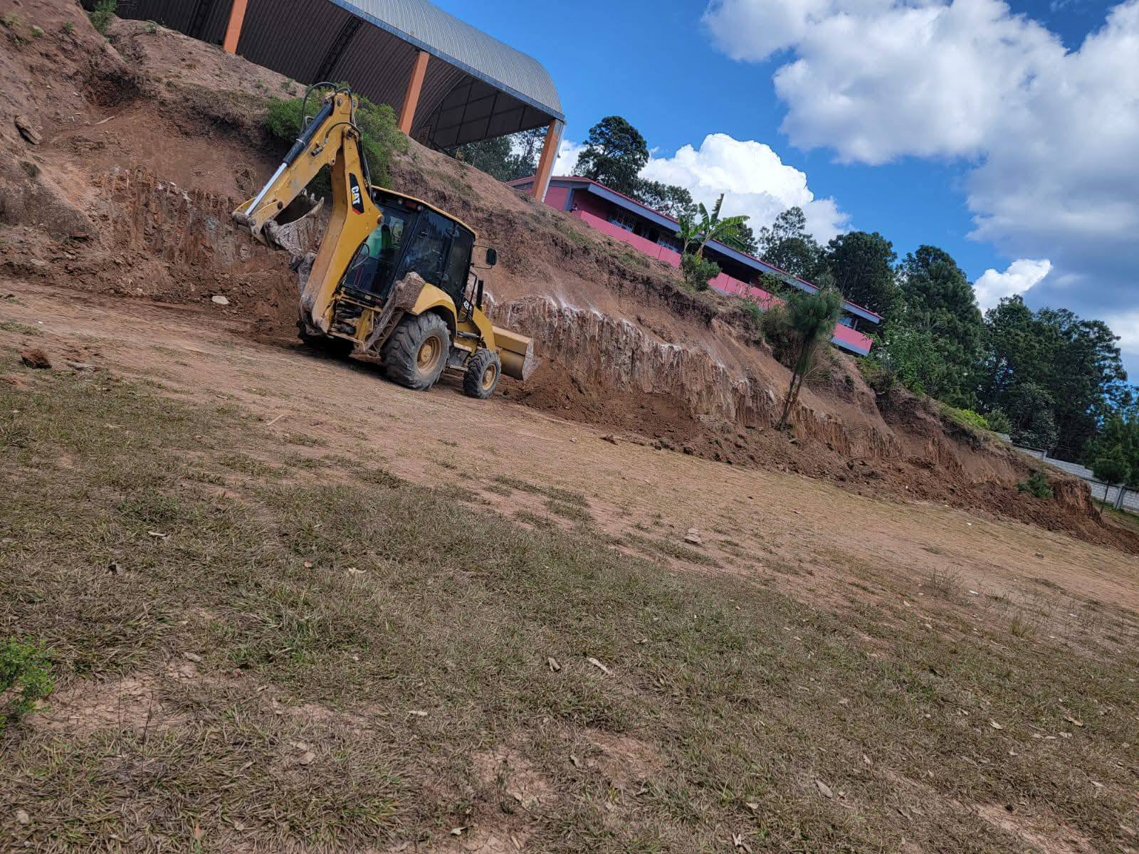 En el municipio de Cochoapa el Grande, el alcalde Javier Gálvez García, a favor de la Educación realiza acciones en planteles escolares.