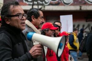 El alza en las tarifas del transporte público impacta directamente en el presupuesto familiar, erosionando la capacidad de las personas para cubrir necesidades básicas. A medida que los costos aumentan, se vuelve más difícil para los ciudadanos acceder a servicios esenciales como educación y salud. Esta medida no solo afecta la economía de las familias, sino que también limita la movilidad y el acceso a oportunidades en la comunidad.