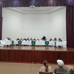 Reunión del Partido del Trabajo con productores lecheros y autoridades municipales de Los Altos de Jalisco.Imagen que refleja el diálogo directo para defender precios justos y fortalecer la producción del campo.
Escena que simboliza el compromiso del PT con la economía regional, la soberanía alimentaria y la dignidad del productor.