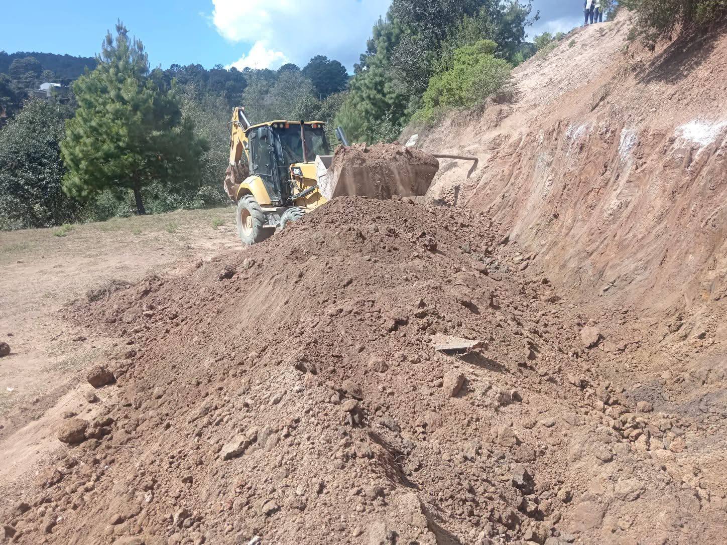 En el municipio de Cochoapa el Grande, el alcalde Javier Gálvez García, a favor de la Educación realiza acciones en planteles escolares.