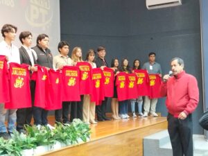 Juventud organizada del Partido del Trabajo en Jalisco durante el Encuentro de Juventudes, con jóvenes levantando el puño y portando playeras rojas del PT, mostrando unidad, liderazgo y compromiso con la Cuarta Transformación.