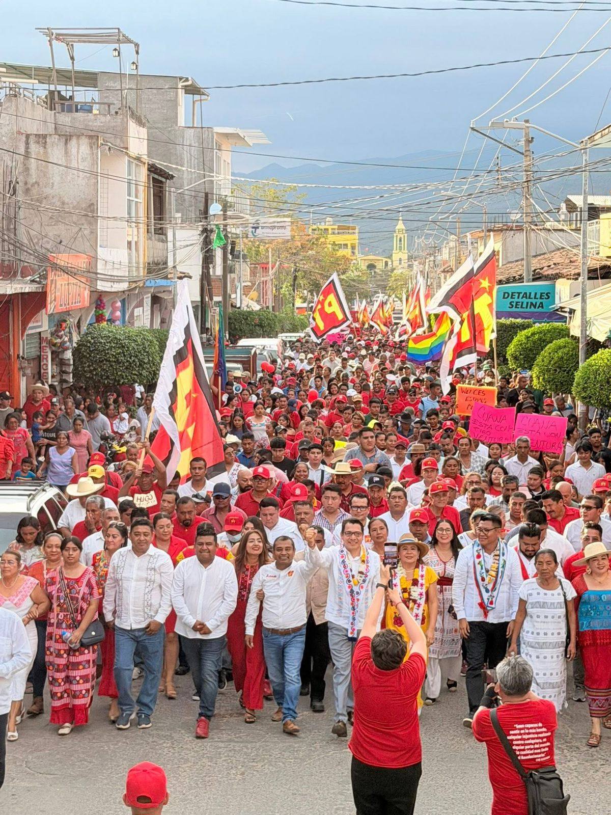 En el marco de los 35 años de creación del Partido del Trabajo (PT), en San Luis Acatlán se llevó a cabo una multitudinaria marcha de militantes y simpatizantes en el que se contó con la presencia de autoridades de algunos municipios de la región Costa Chica y la Montaña.