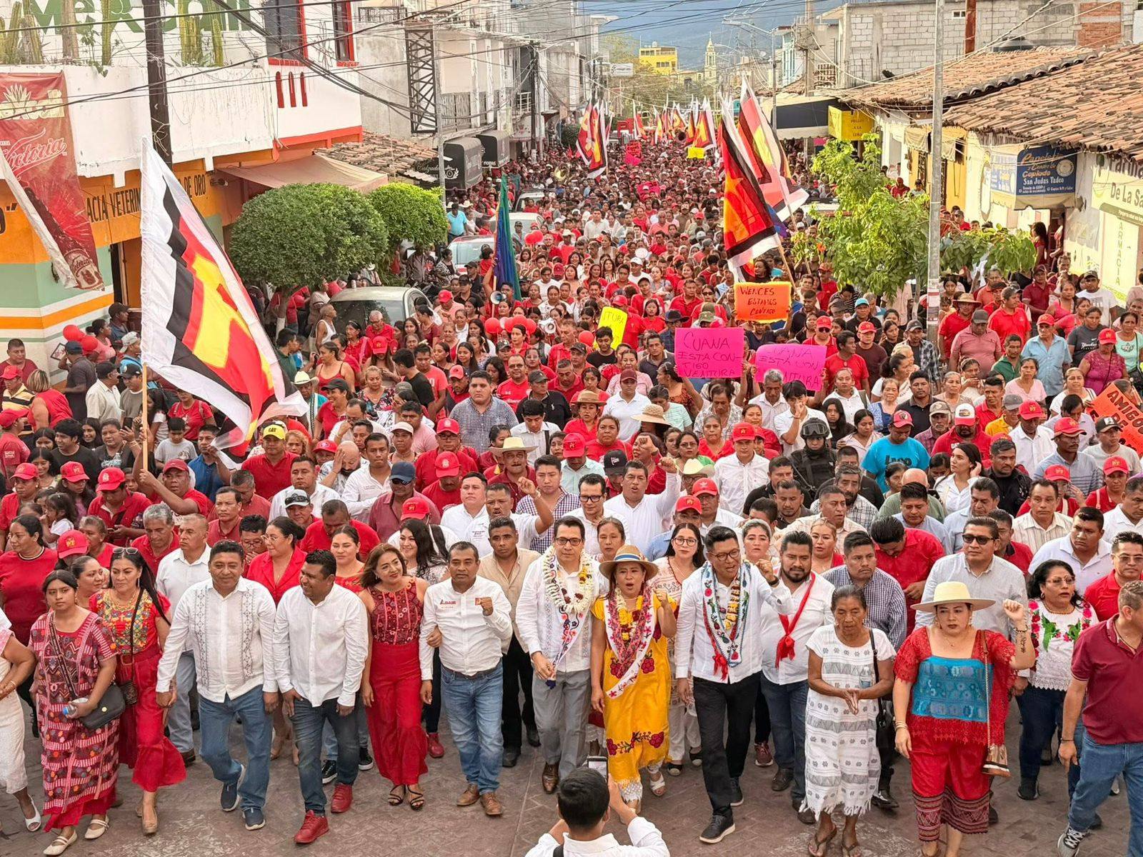 En el marco de los 35 años de creación del Partido del Trabajo (PT), en San Luis Acatlán se llevó a cabo una multitudinaria marcha de militantes y simpatizantes en el que se contó con la presencia de autoridades de algunos municipios de la región Costa Chica y la Montaña.