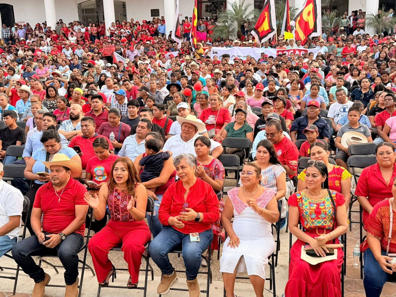 En el marco de los 35 años de creación del Partido del Trabajo (PT), en San Luis Acatlán se llevó a cabo una multitudinaria marcha de militantes y simpatizantes en el que se contó con la presencia de autoridades de algunos municipios de la región Costa Chica y la Montaña.