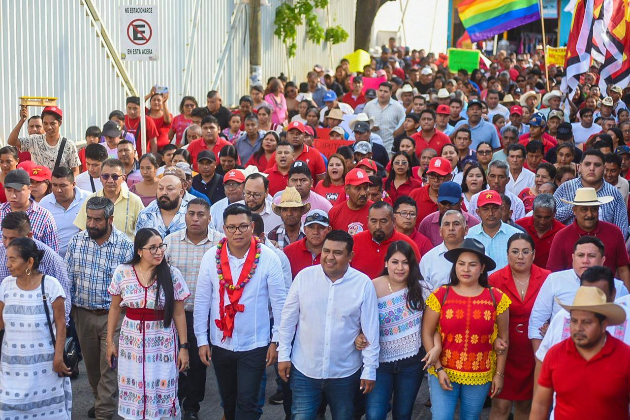 En el marco de los 35 años de creación del Partido del Trabajo (PT), en San Luis Acatlán se llevó a cabo una multitudinaria marcha de militantes y simpatizantes en el que se contó con la presencia de autoridades de algunos municipios de la región Costa Chica y la Montaña.