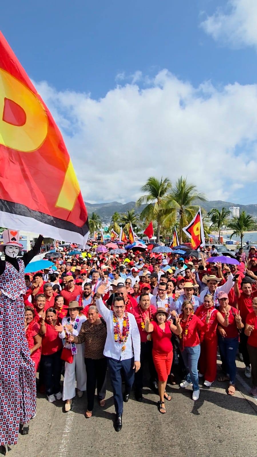 Monumental marcha muestra la fuerza de Victoriano Wences Real y David Jiménez en Acapulco