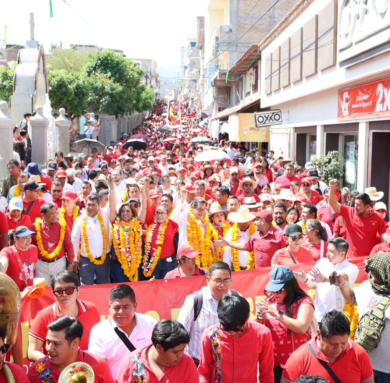 Rotundo éxito la 6ta Marcha de la Lealtad, Eduardo Neri se viste de rojo, el color del Trabajo y el esfuerzo del PT
