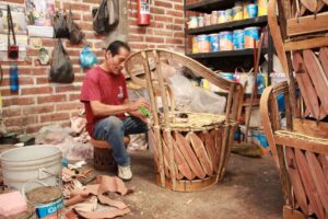 oficios tradicionales en Jalisco como equipalero, alfarero, jimador y raicillero impulsados por iniciativa del PT.