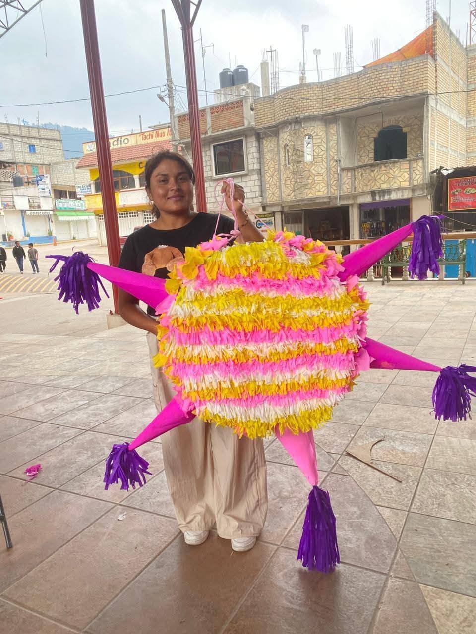 Con gran éxito se realizó un curso taller de elaboración de piñatas, con el claro objetivo de fortalecer la economía familiar.