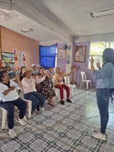 Adultos mayores participan en taller de alimentación y salud emocional organizado por la Regidora Lety Juárez en Francisco I. Madero