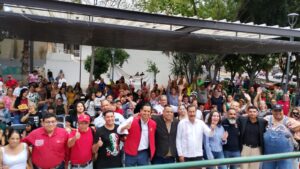 Familias del Fraccionamiento Colón y colonias aledañas participaron en una convivencia organizada por el Partido del Trabajo en Guadalajara, donde el diputado federal José Luis Sánchez González destacó la importancia de fortalecer la unión social, la cultura y los espacios de sana convivencia. Durante la jornada hubo presentaciones artísticas, lucha libre, dinámicas recreativas y actividades para niñas, niños y madres de familia.