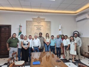 La Regidora Berenice Rivera, la Alcaldesa Cecilia Patrón y los liderazgos de las agrupaciones de taxistas buscando lo mejor para el Transporte en Mérida.