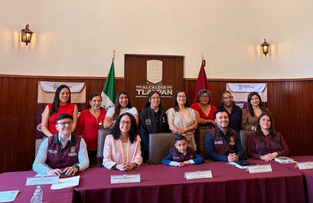 Ciudad de México, a 18 de mayo de 2026. Con el firme compromiso de mantener una política de puertas abiertas y de trabajo directo en territorio, la Concejala Casandra Camacho Galindo consolidó una intensa agenda de actividades enfocada en atender las demandas ciudadanas, impulsar la sostenibilidad ambiental y coordinar los preparativos institucionales ante las próximas festividades internacionales en la demarcación. Cercanía y trabajo en territorio Como parte de sus acciones de proximidad social, la concejala Casandra Camacho encabezó un recorrido de supervisión y escucha en el pueblo de San Andrés Totoltepec, concentrándose de manera específica en la calle Santa Cecilia. Durante este encuentro, dialogó de manera directa con las y los vecinos para conocer de primera mano sus planteamientos y necesidades más urgentes, refrendando que la labor de una servidora pública debe realizarse desde las calles y no solo desde el escritorio. Sostenibilidad y rendición de cuentas En el ámbito institucional, Camacho Galindo asistió a la Décima Tercera Sesión de la Comisión de Servicios Urbanos, espacio donde la Dirección General rindió su informe trimestral de actividades, garantizando la transparencia en el ejercicio público. Asimismo, en el marco de la Comisión de Jurídico y Gobierno, la concejala dio seguimiento a la exposición de avances del proyecto “Aceite Reciclado de Cocina”. Esta iniciativa busca mitigar el impacto ambiental mediante la sostenibilidad y el manejo responsable de residuos, promoviendo una cultura ecológica en los hogares de Tlalpan. Rumbo a la justa internacional: "Tlalpan Mundialista" Con miras a los eventos de trascendencia global, la Comisión de Derechos Culturales aprobó la instalación de una mesa de trabajo dedicada a proyectar el impacto local del Mundial 2026. Posteriormente, durante la Décima Quinta Sesión Ordinaria del III Concejo, se presentó de manera formal el plan integral “Tlalpan Mundialista”, el cual contempla diversas acciones culturales, logísticas y de reactivación económica para recibir de forma óptima este importante evento internacional. Coordinación política Finalmente, con el objetivo de estrechar lazos organizativos en beneficio de la ciudadanía, la concejala participó en la reunión de organización del Partido del Trabajo (PT) en la Ciudad de México. En dicho encuentro, se fortalecieron las estrategias de coordinación y el trabajo político territorial encaminado a consolidar el bienestar social de los habitantes de la capital.
