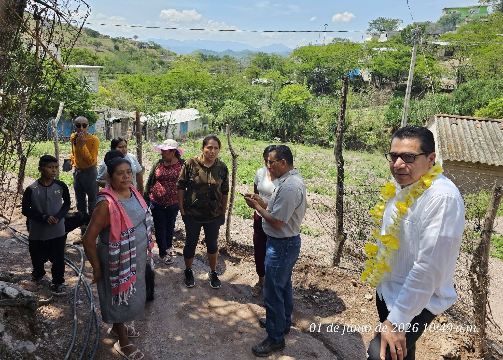 La diputada Leticia Mosso Hernández y El Comisionado del PT, Victoriano Wences Real, atienden la invitación de vecinos de Xalatzala, Tlapa.