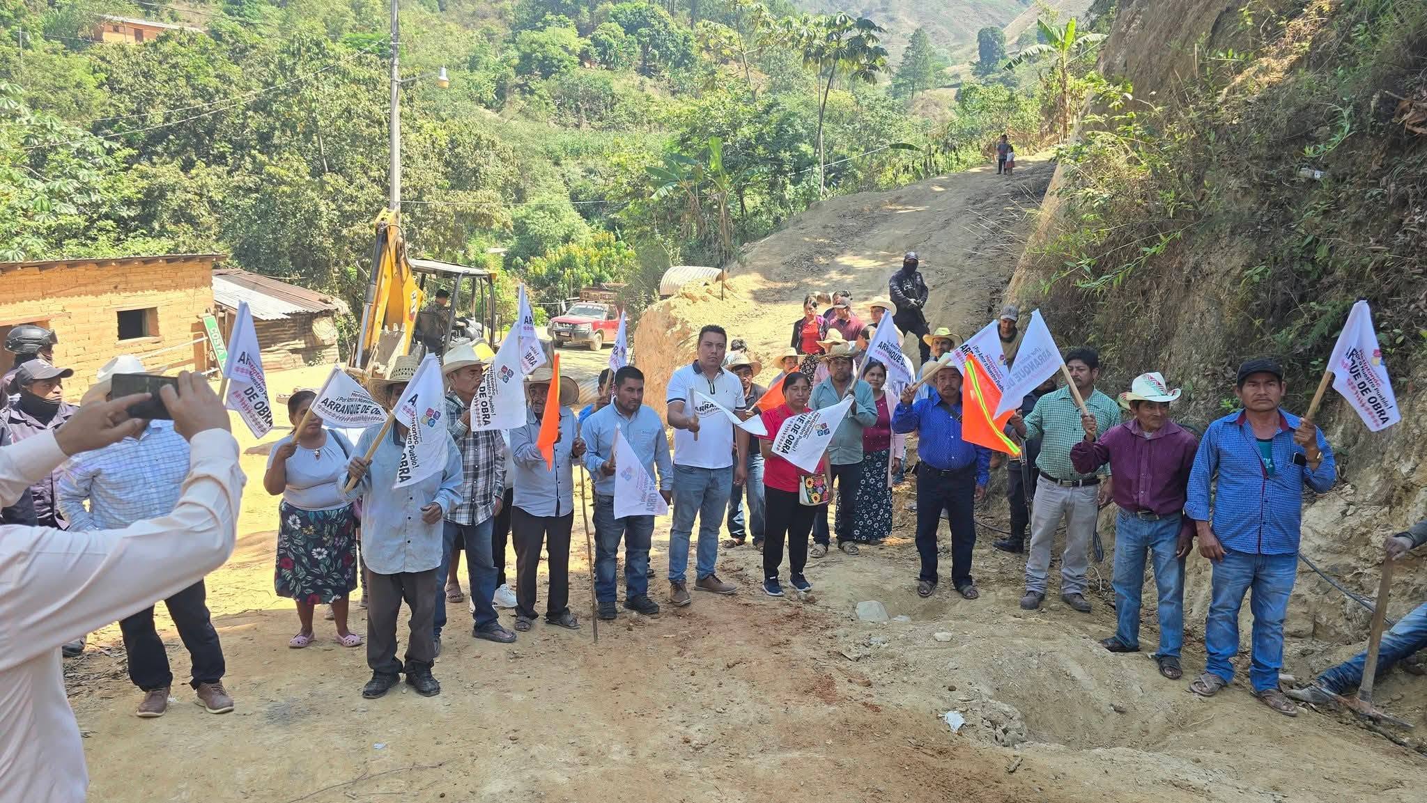 El presidente municipal de Metlatónoc, Marvin Rojas Ramírez, Cabildo y vecinos de Costa Rica, dan el banderazo a una obra de pavimentación.