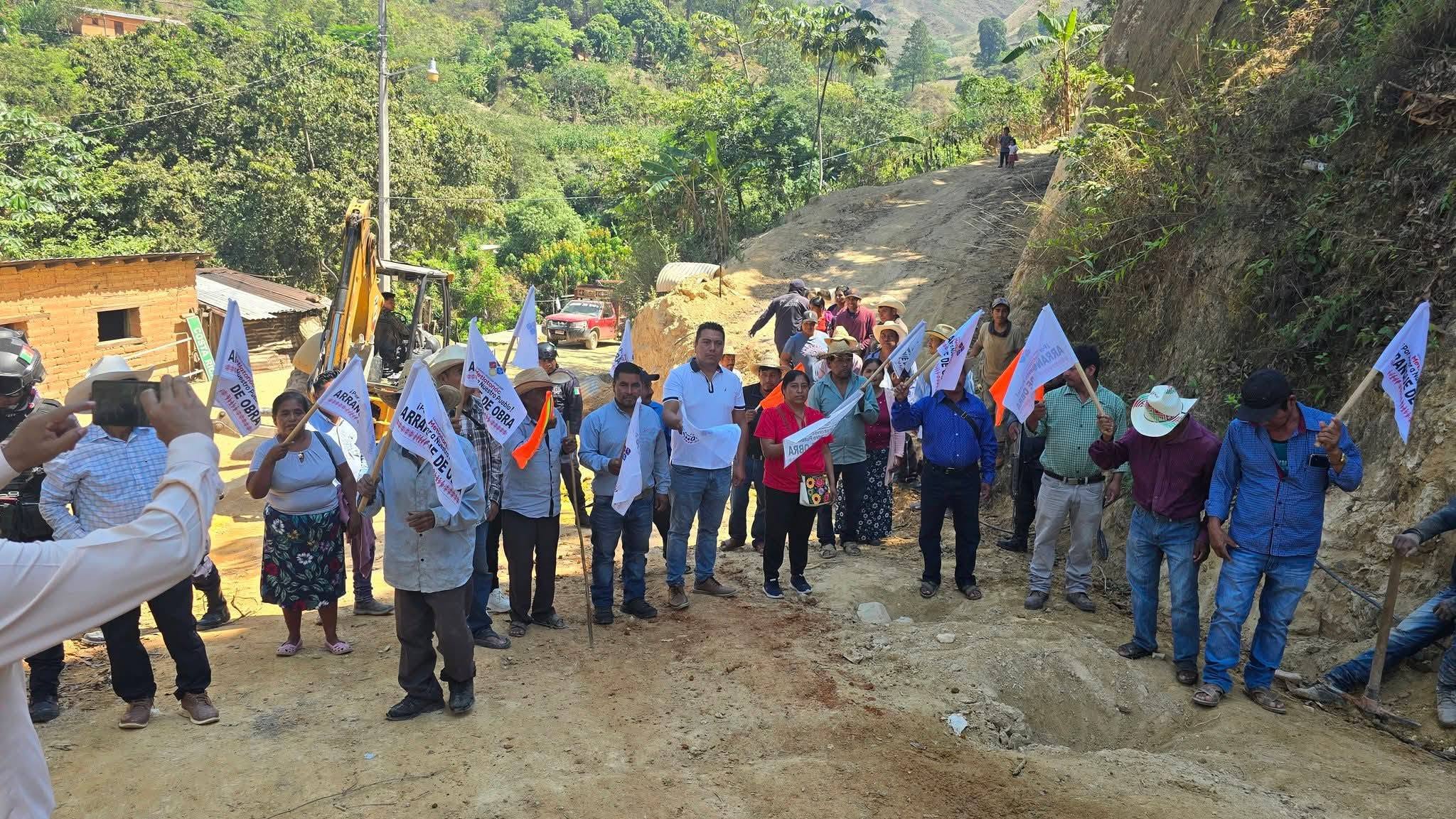El presidente municipal de Metlatónoc, Marvin Rojas Ramírez, Cabildo y vecinos de Costa Rica, dan el banderazo a una obra de pavimentación.