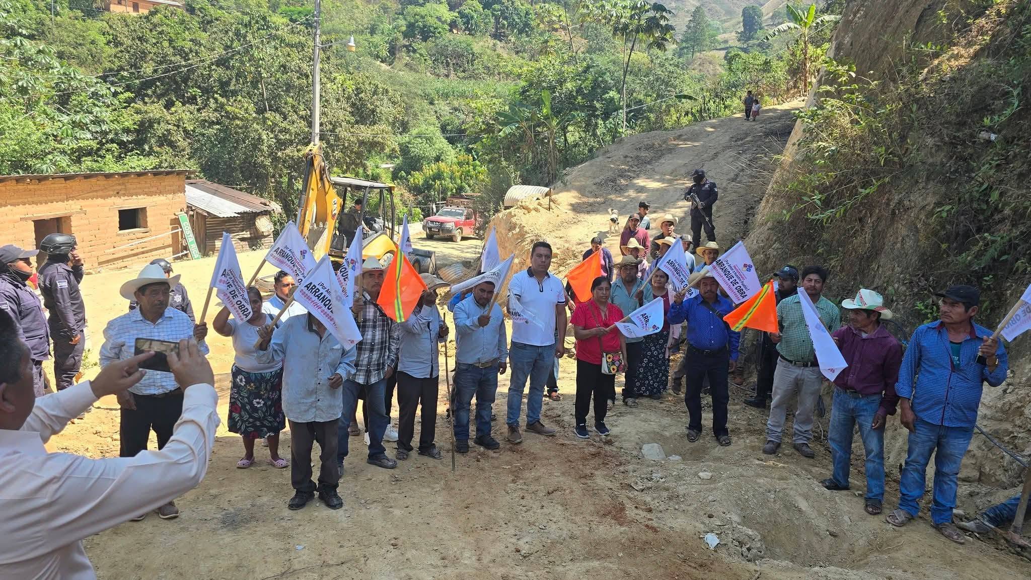 El presidente municipal de Metlatónoc, Marvin Rojas Ramírez, Cabildo y vecinos de Costa Rica, dan el banderazo a una obra de pavimentación.
