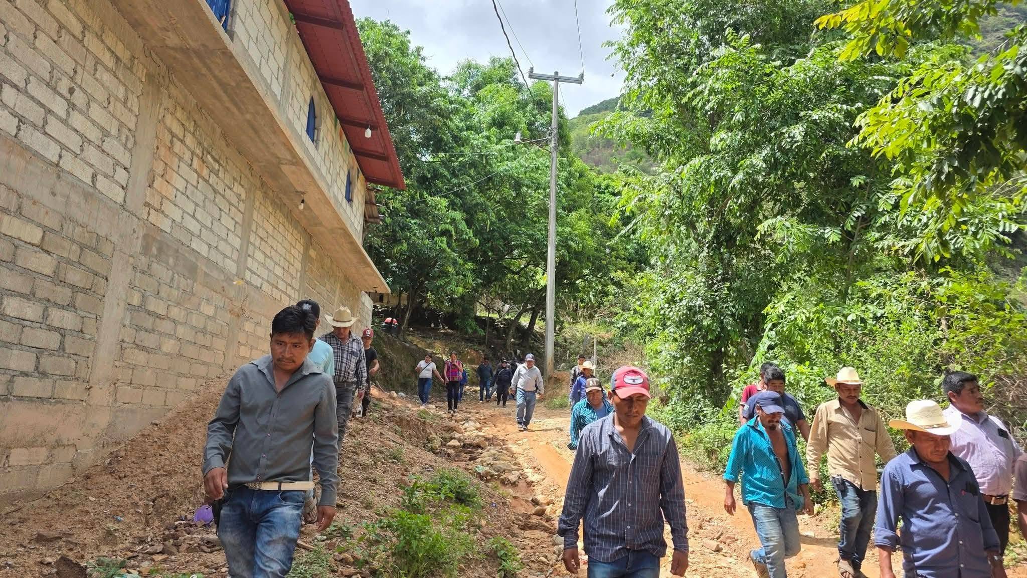Obras, presidente municipal de Cochoapa el Grande, inició con importantes obras en los pueblos de su municipio.