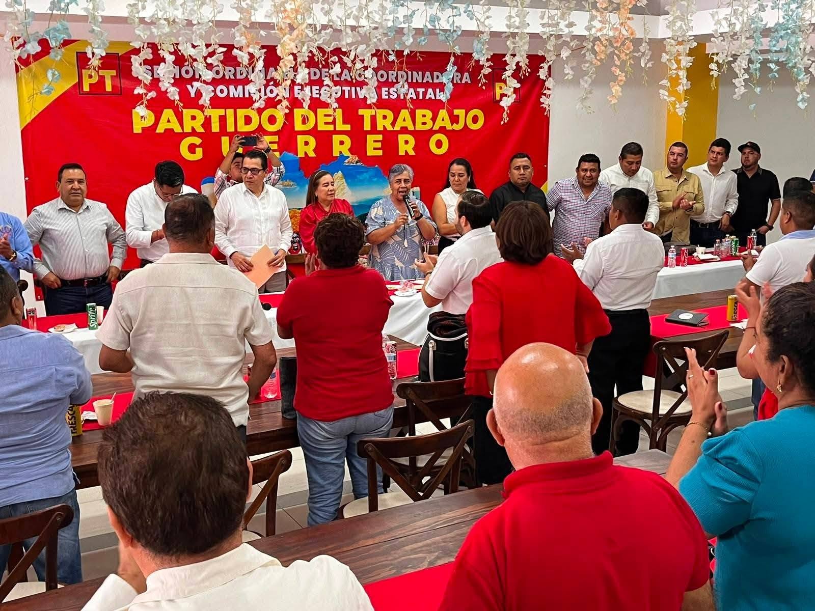 Liderazgos de La Montaña y de todo Guerrero, en fructífera reunión con El Comisionado Político del PT, El Maestro Victoriano Wences Real.