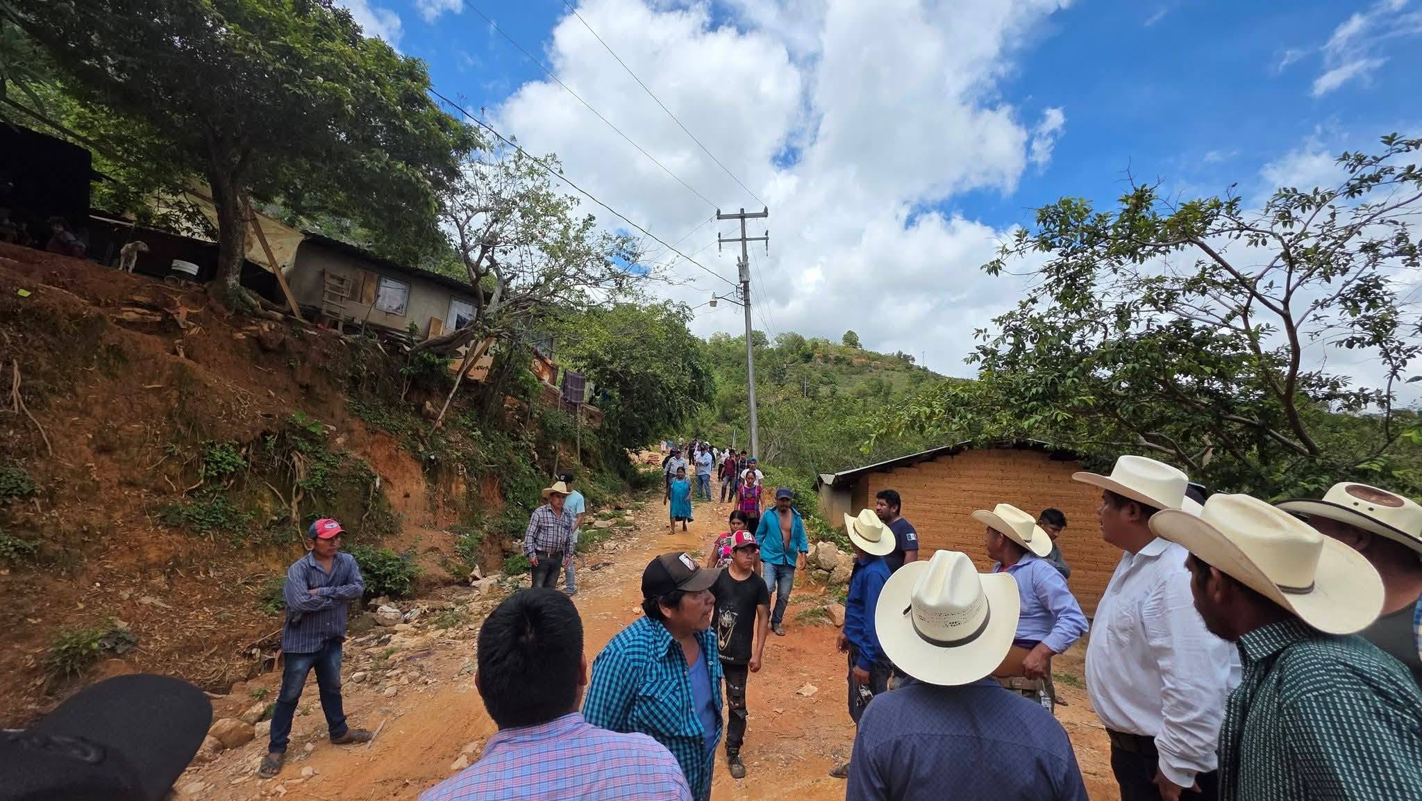 Obras, presidente municipal de Cochoapa el Grande, inició con importantes obras en los pueblos de su municipio.